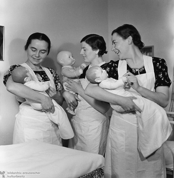 Infant Care Course at the School for Stay-at-Home Mothers in Oberbach/Röhn (1937)